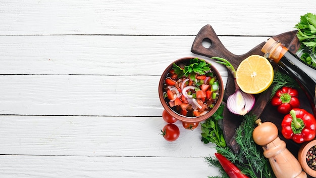 Kolacja na drewnianym stole z warzywami